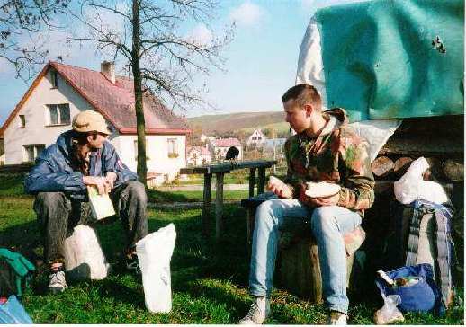 [zleva: M., kavka, Ľ.]